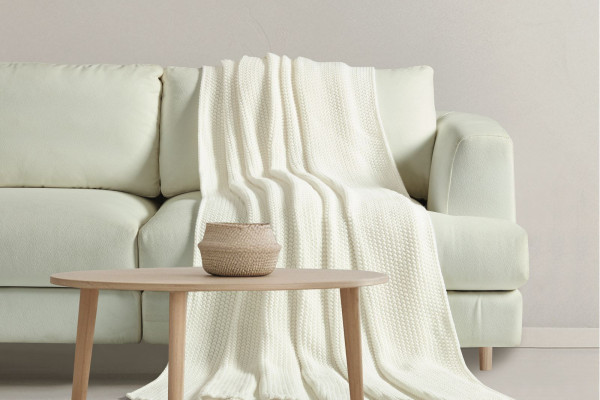 Decorative Blanket 220 × 240 cm – Warm, Lightweight & Durable