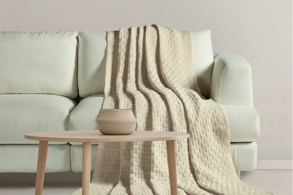 Decorative Blanket 220 × 240 cm – Warm, Lightweight & Durable