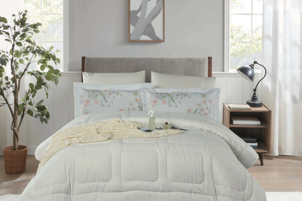 6-Piece Bedding Set – Includes Comforter, Fitted Sheet, and Matching Pillowcases (230 × 250 cm)