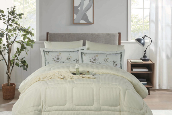 6-Piece Bedding Set – Includes Comforter, Fitted Sheet, and Matching Pillowcases (230 × 250 cm)
